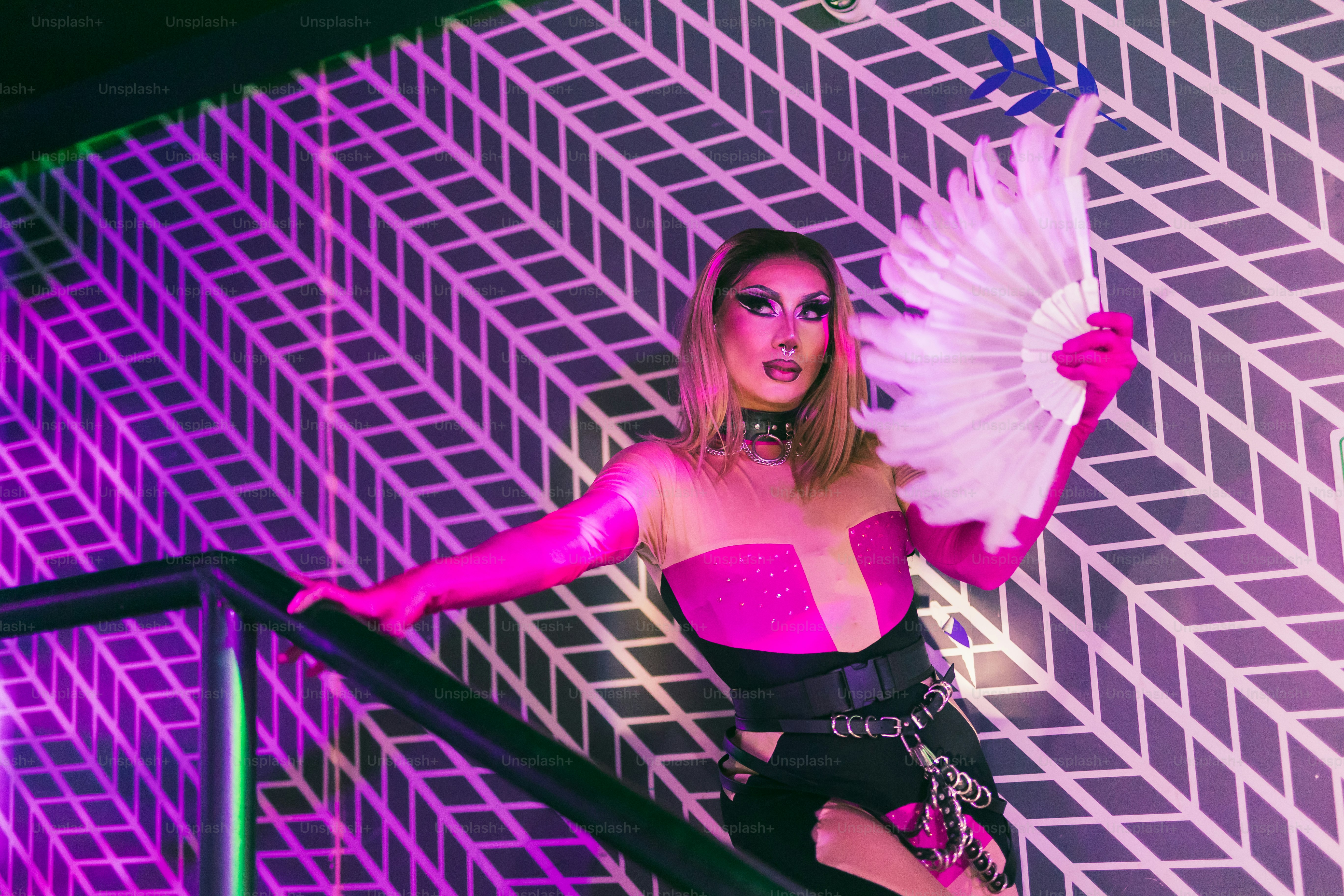 eine frau in einem korsett, die einen weißen fächer hält