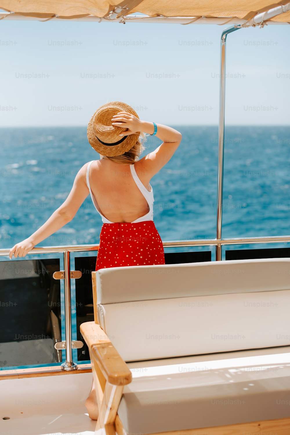 ボートに乗って海を眺める女性