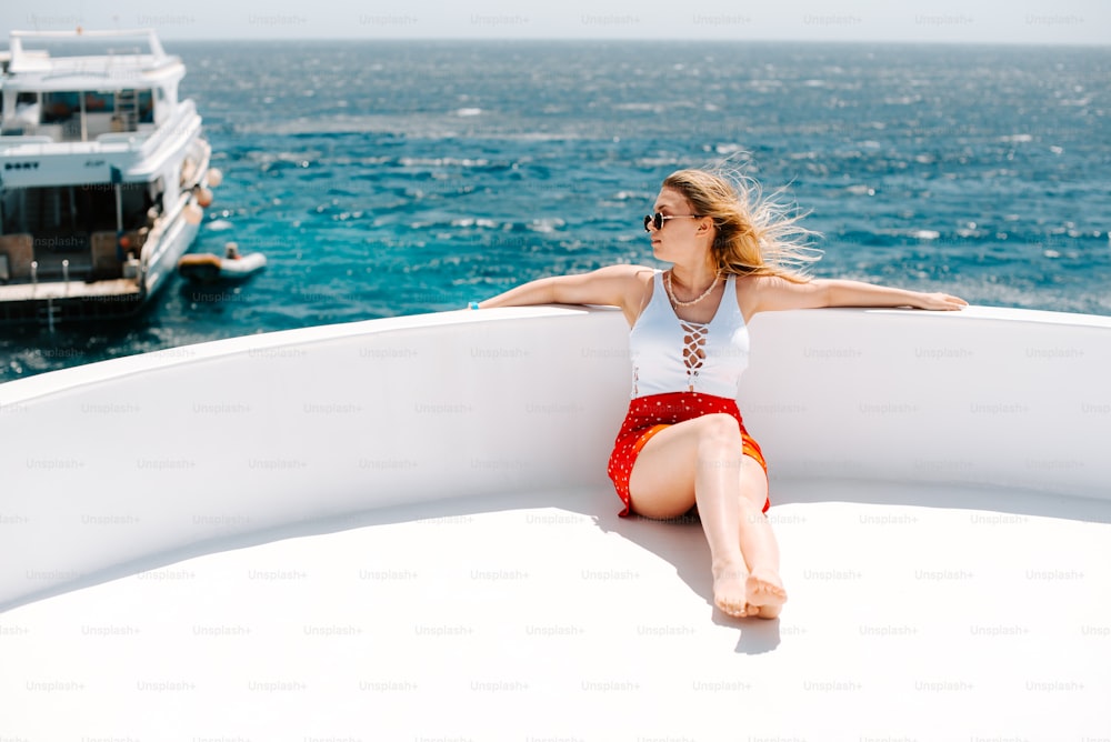 Une femme assise sur le bord d’un bateau