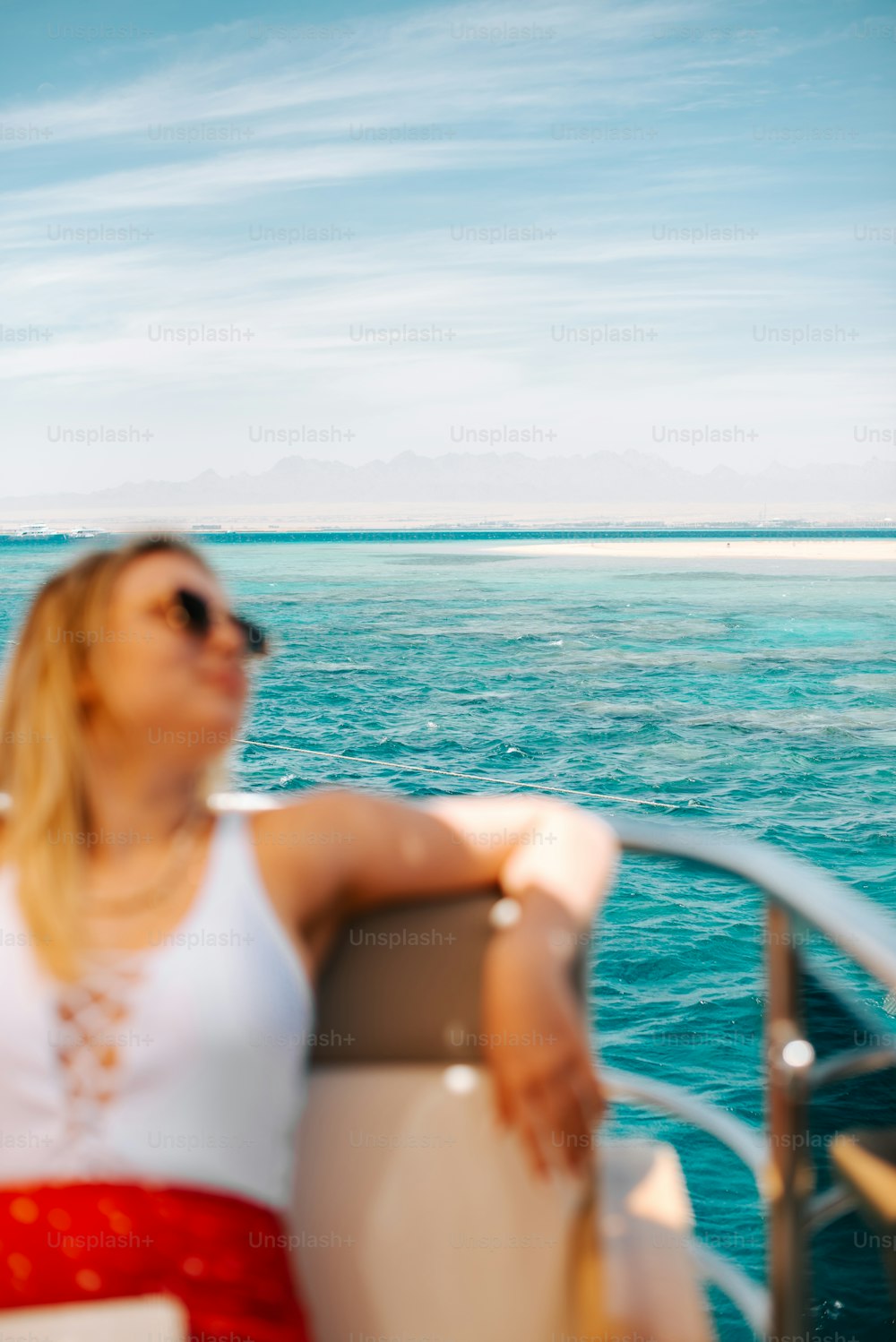 ボートに座って空を見上げる女性