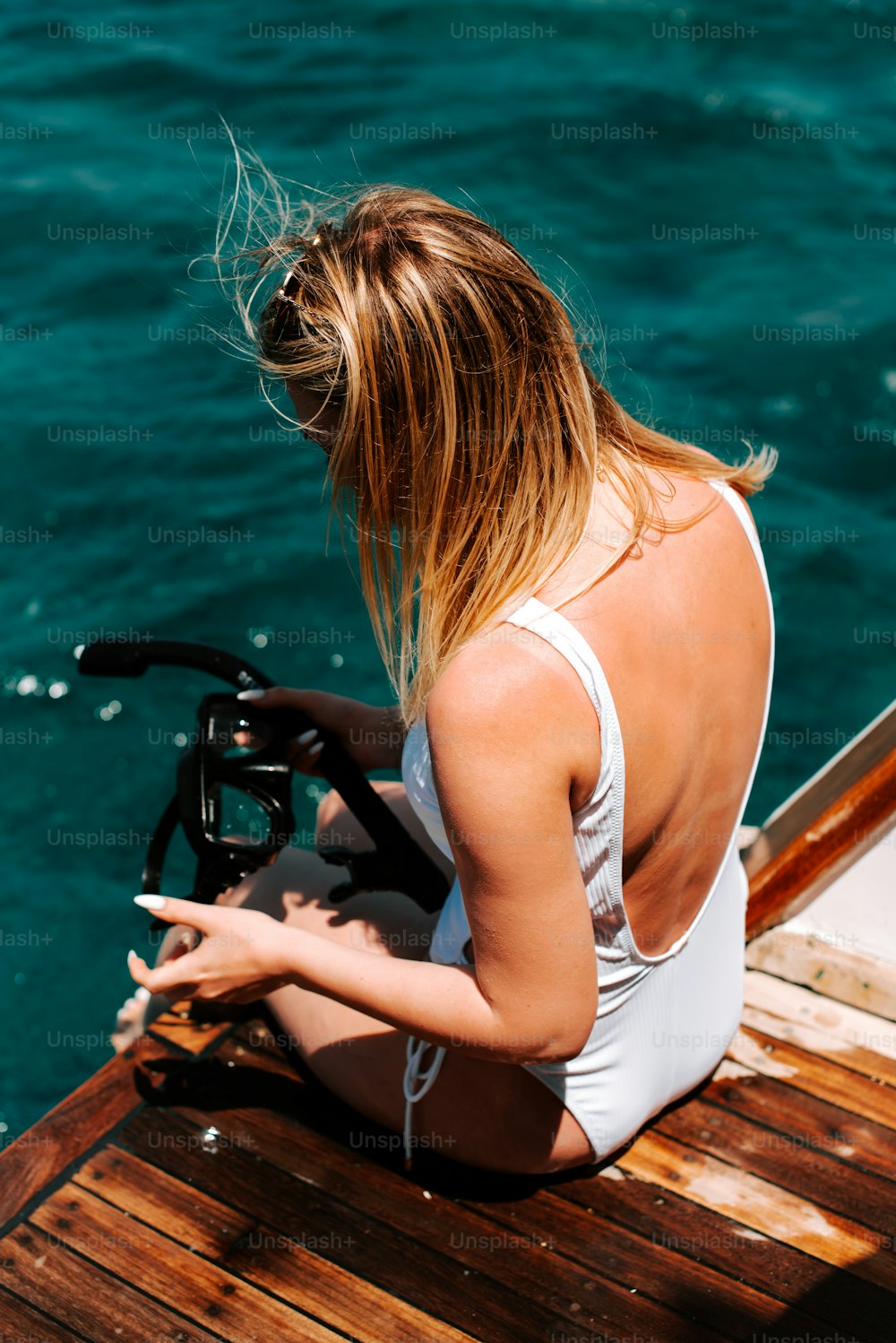 una donna seduta su una barca nell'acqua