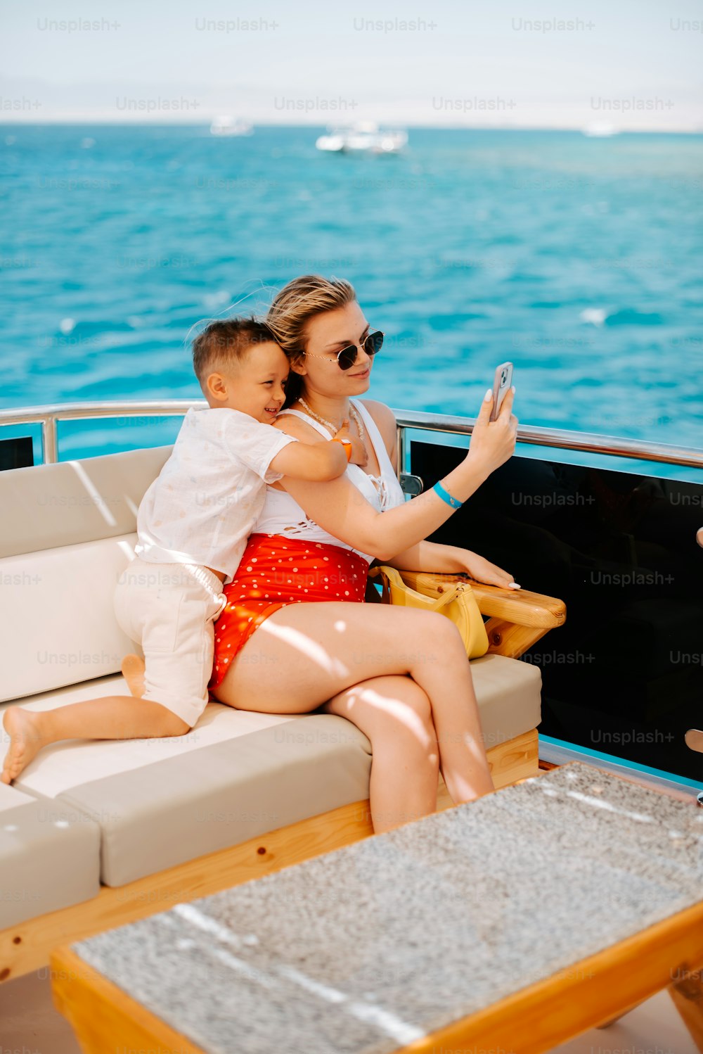 배에 앉아 있는 여자와 아이