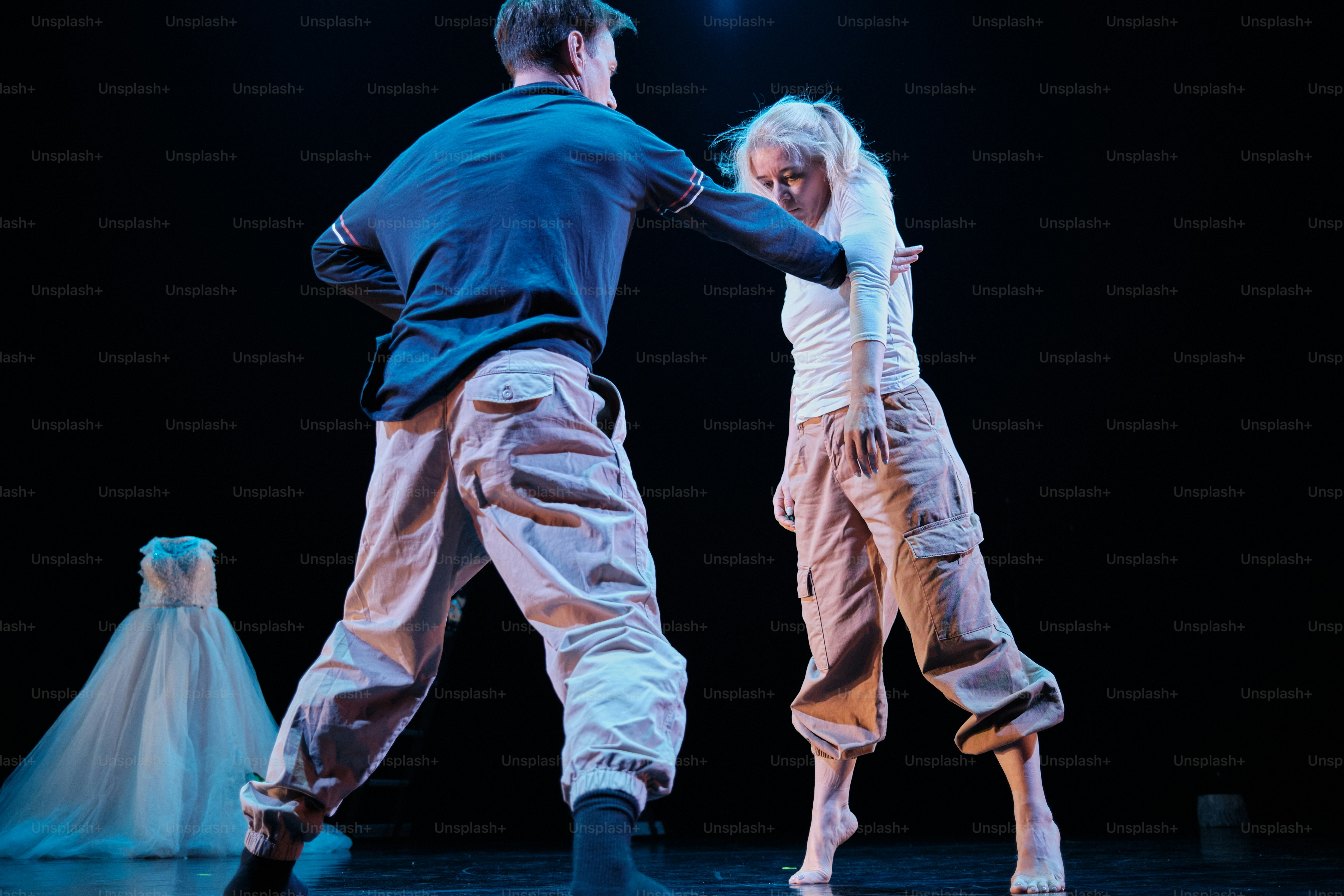 ein paar Leute, die auf einer Bühne stehen