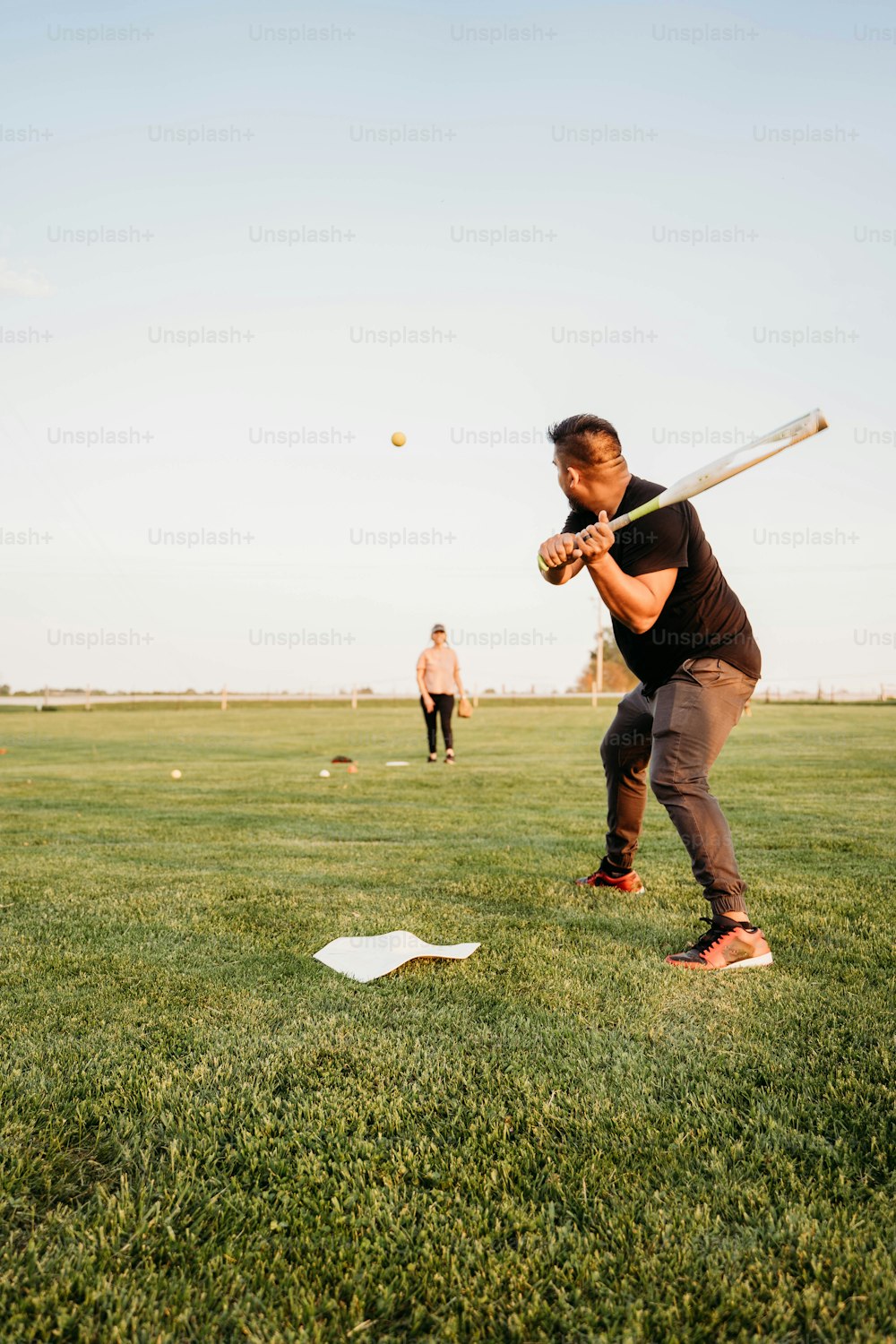 Un uomo che tiene una mazza da baseball in cima a un campo