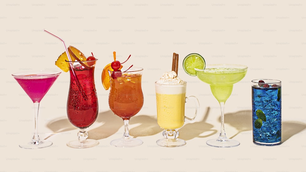 Un gruppo di bevande colorate diverse sedute l'una accanto all'altra