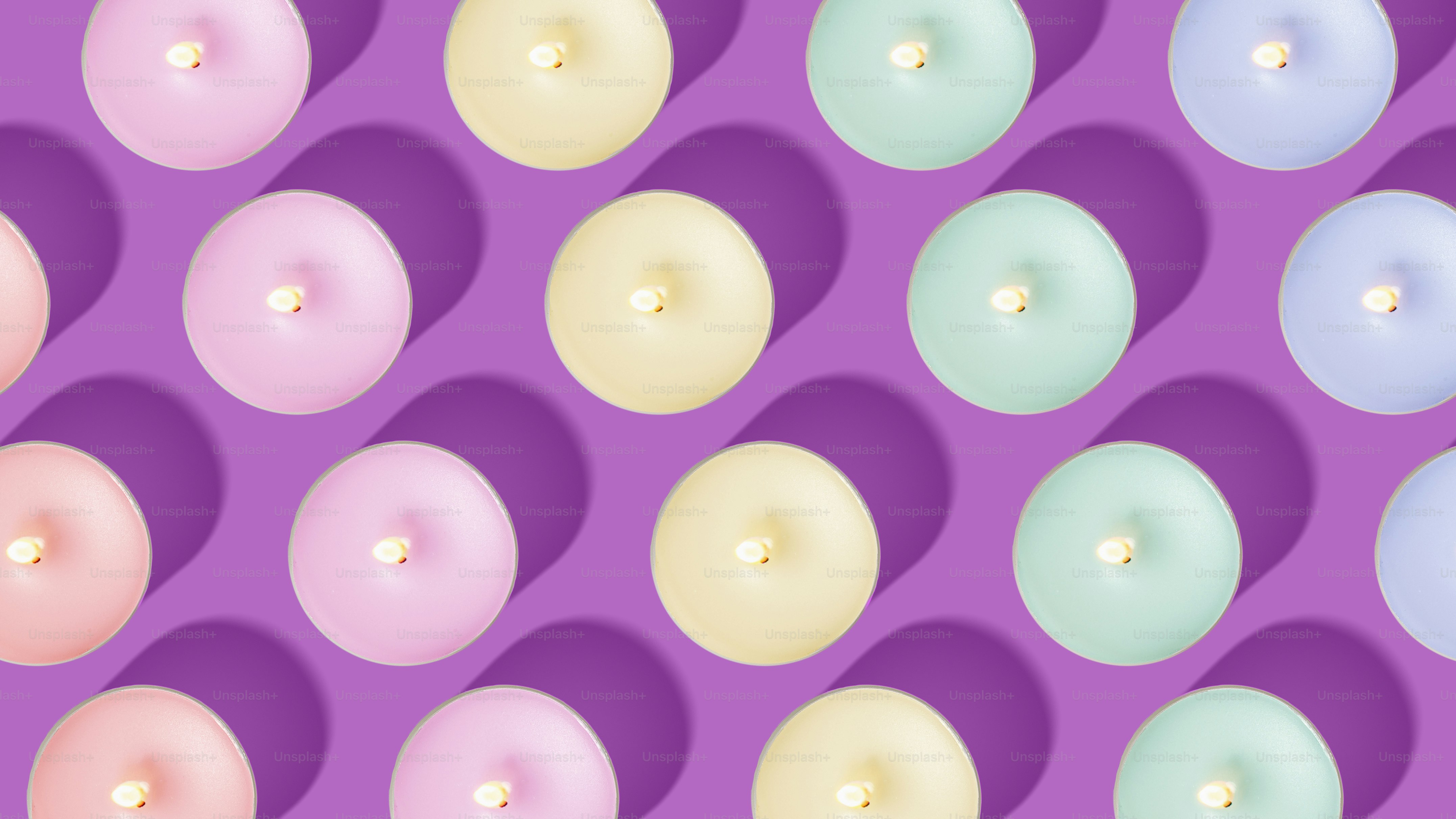 보라색 표면 위에 앉아 있는 도넛 무리