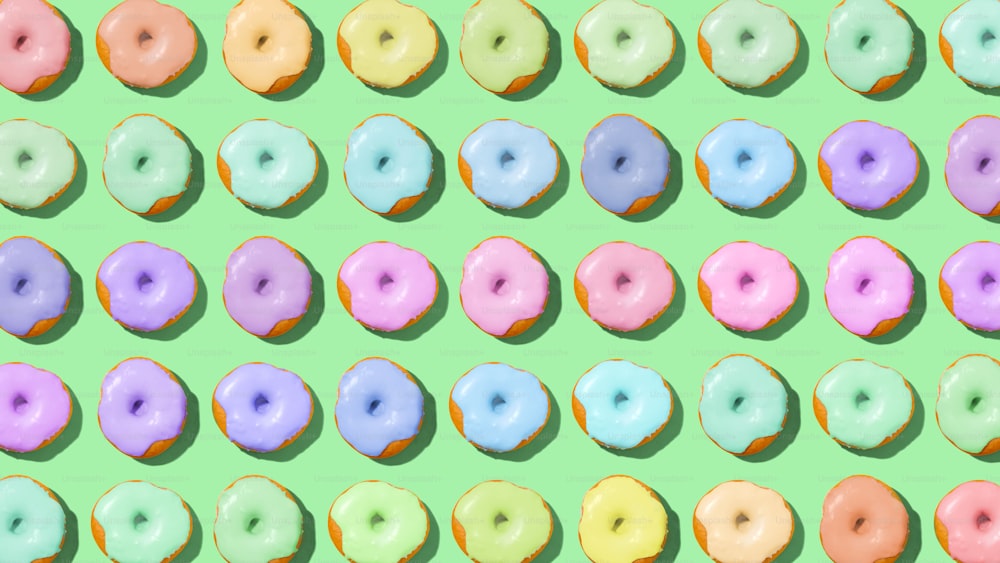 um monte de donuts que estão em uma superfície verde