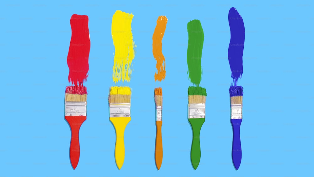 uma fileira de pincéis com diferentes cores de tinta