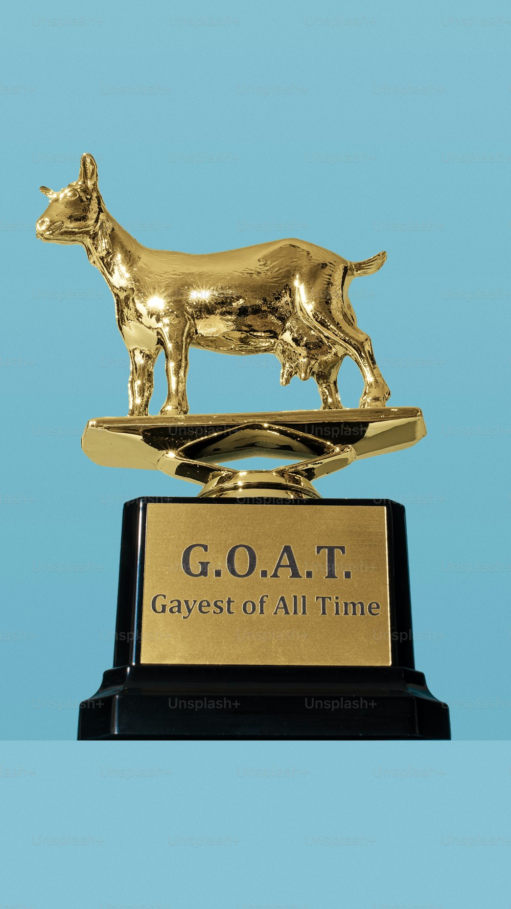 Una statua dorata della mucca in cima a una base nera