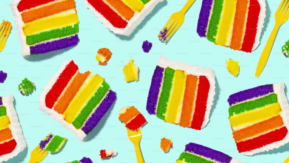 um close up de um bolo com cobertura de arco-íris