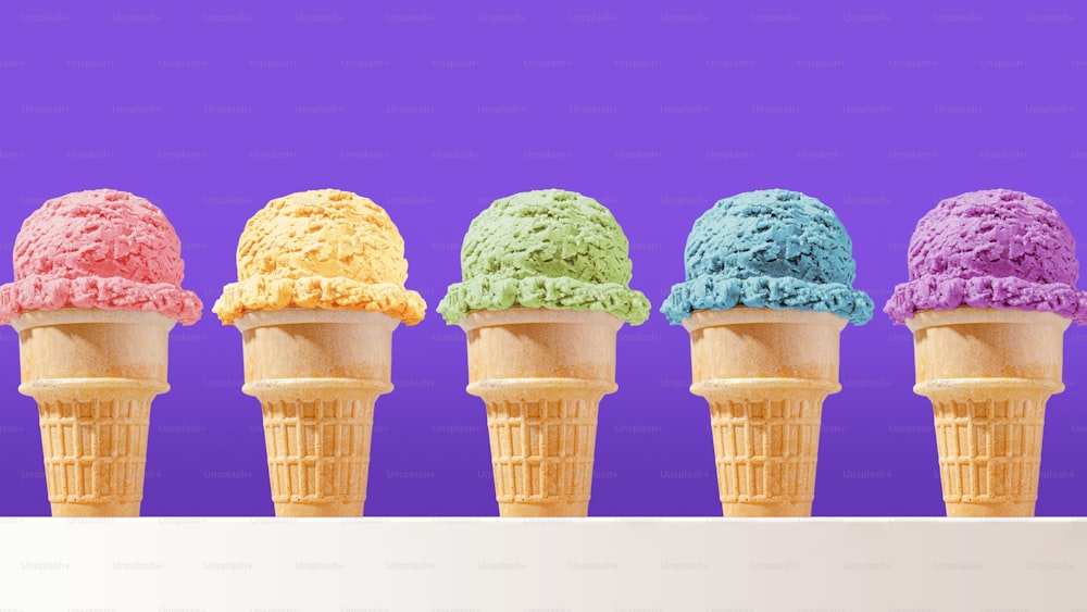 une rangée de cornets de crème glacée avec des garnitures colorées