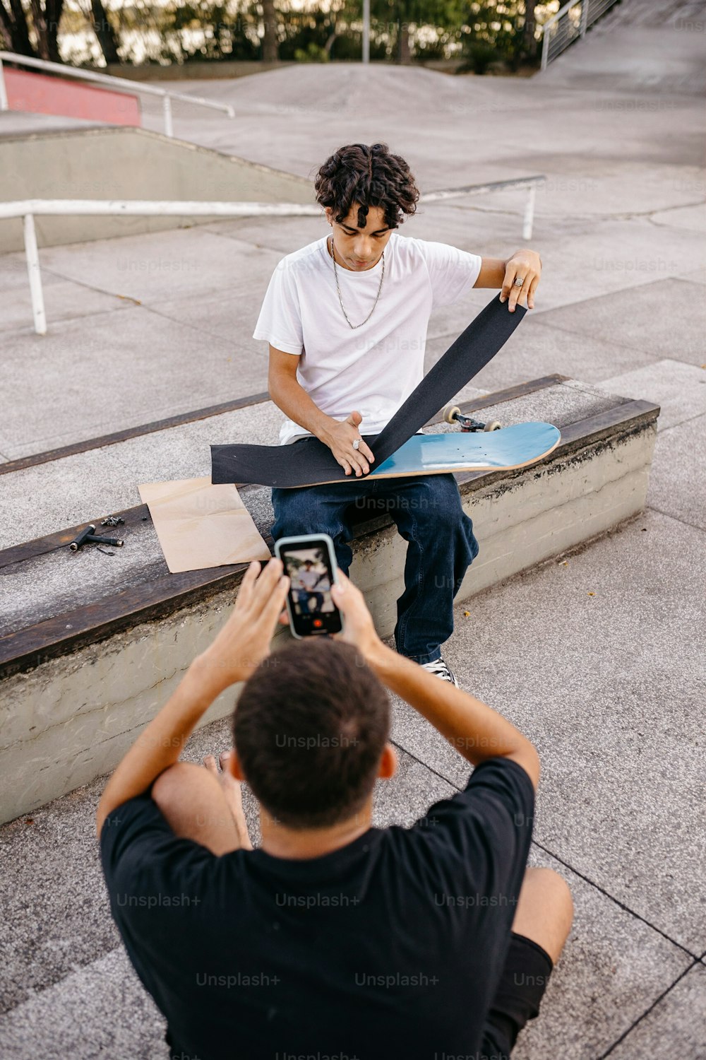 Ein Mann, der ein Foto von einem Skateboarder macht