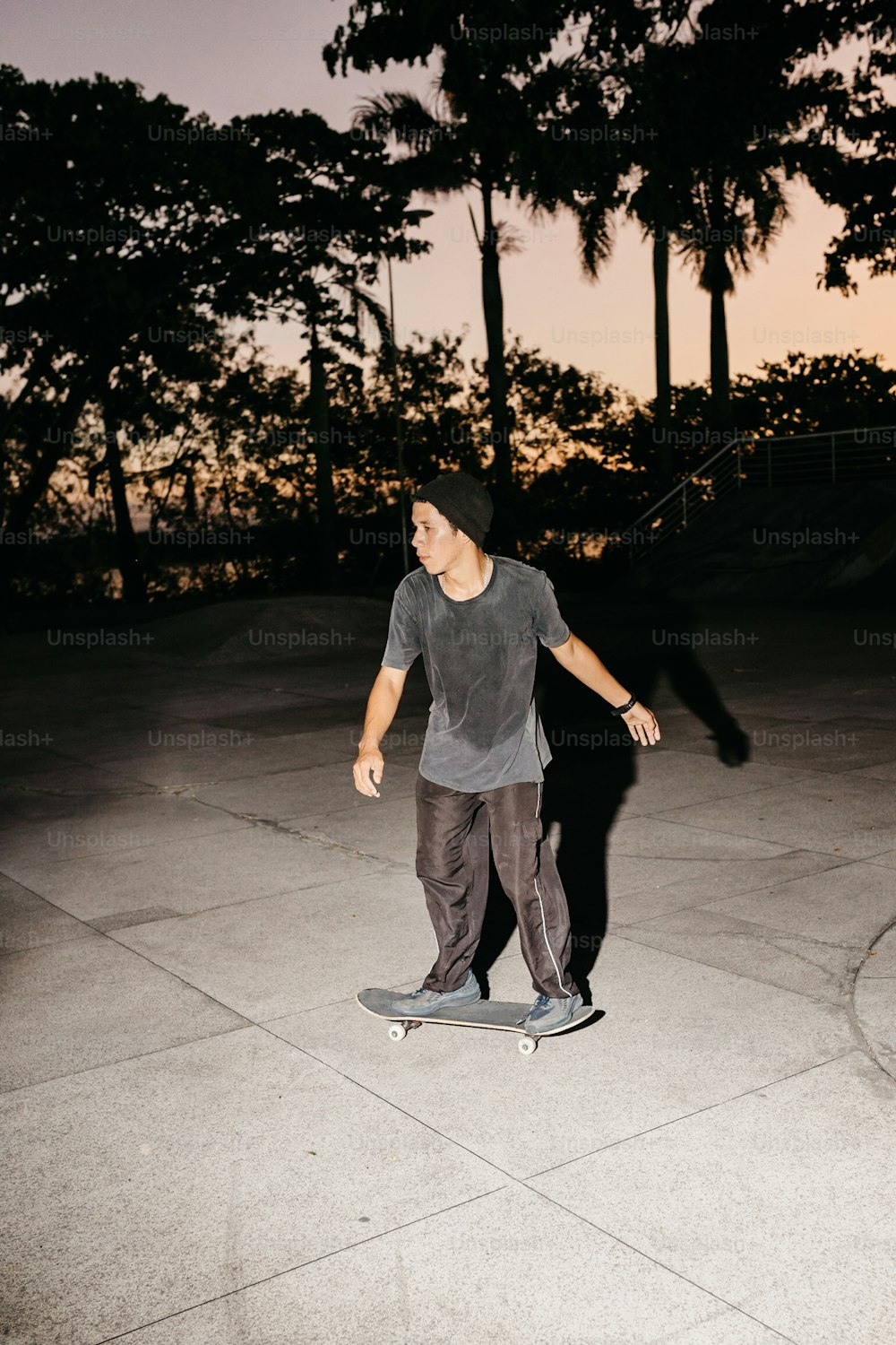 um homem andando de skate por uma calçada