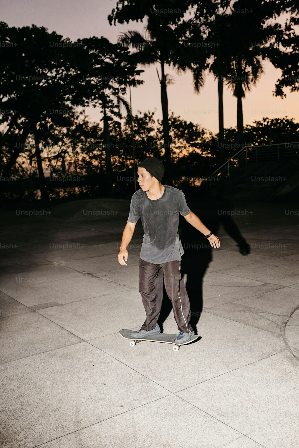 Un uomo che cavalca uno skateboard lungo un marciapiede