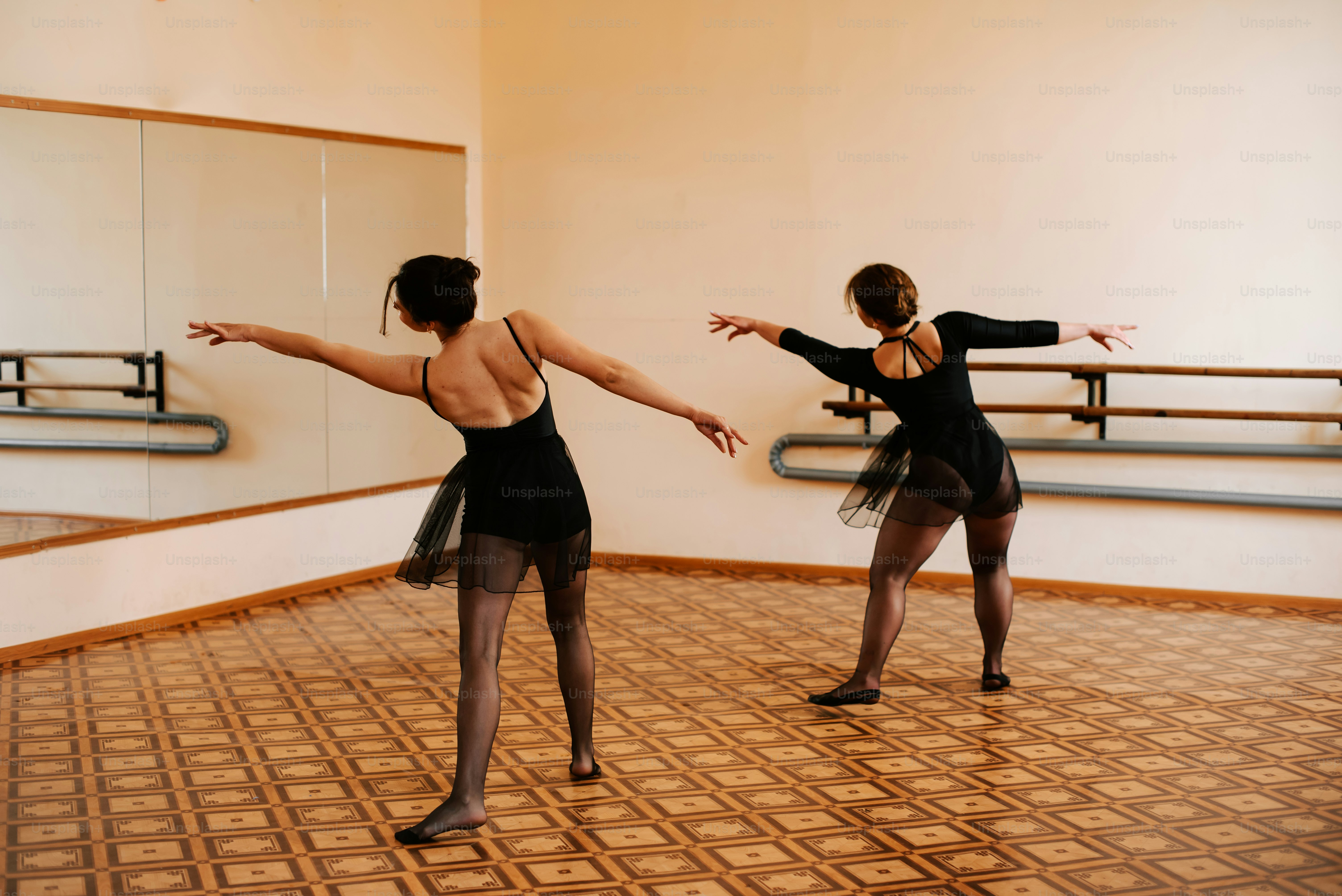 Un couple de femmes debout au sommet d’une piste de danse
