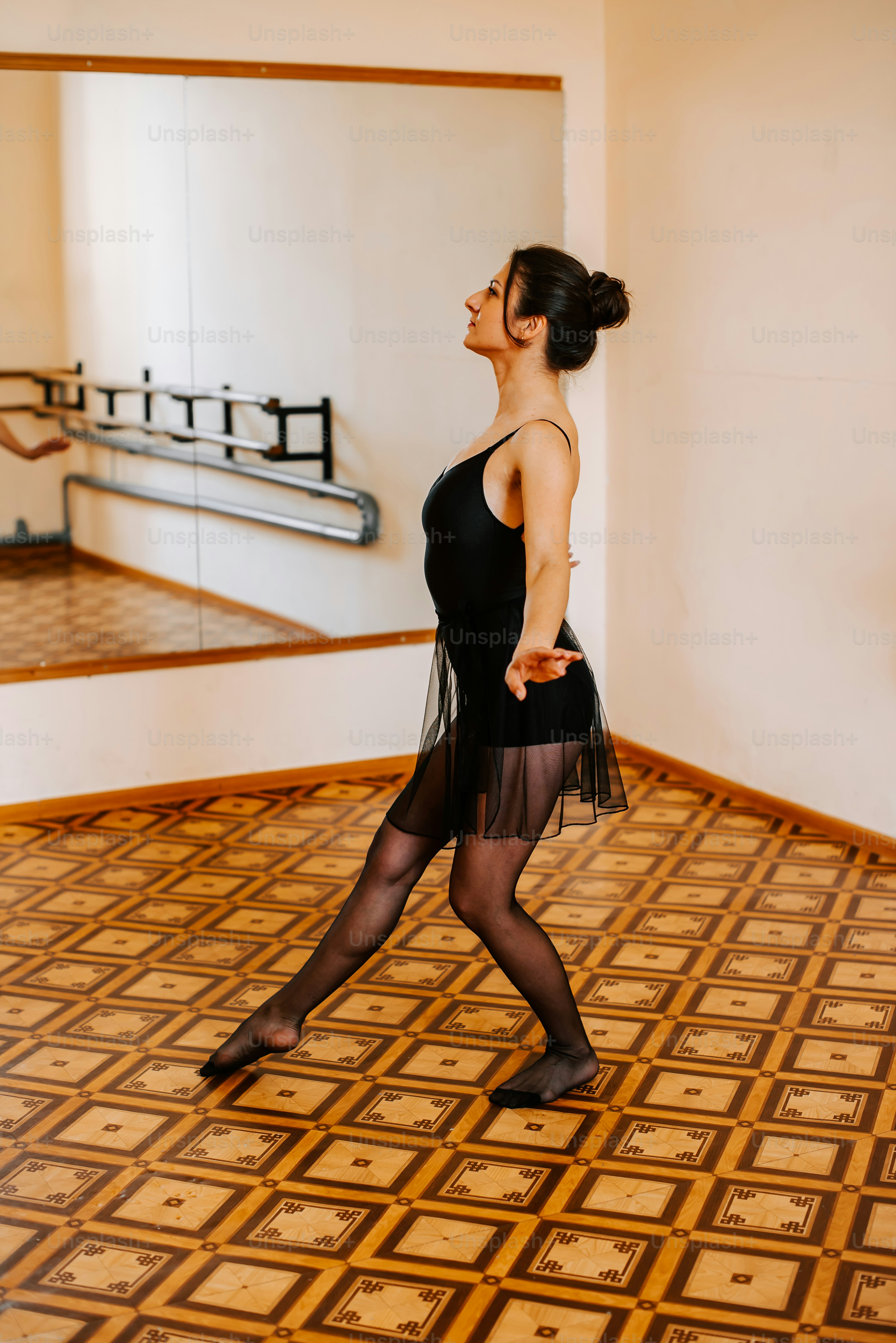 une femme en robe noire debout dans une pièce