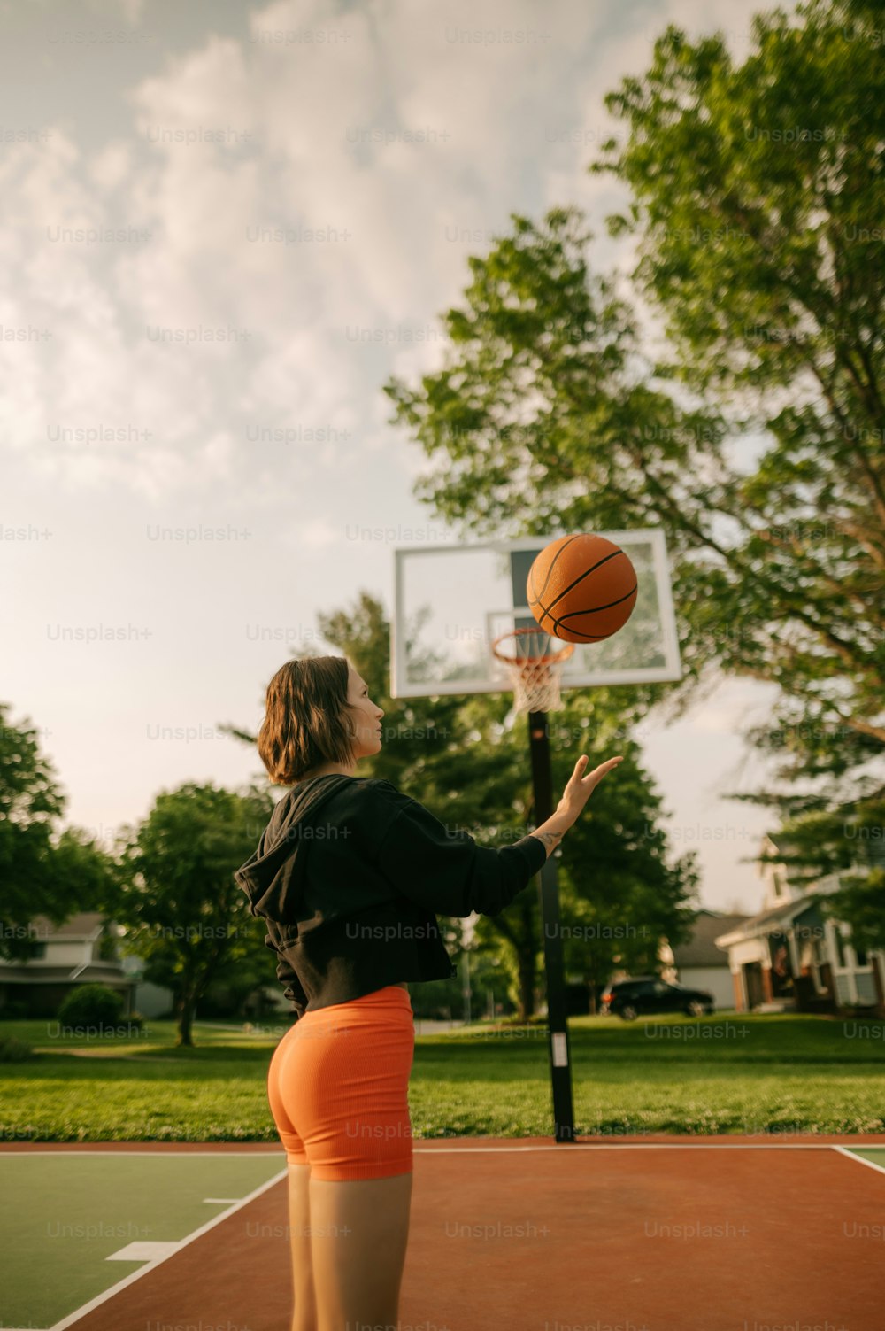 Une femme joue au basketball sur un terrain