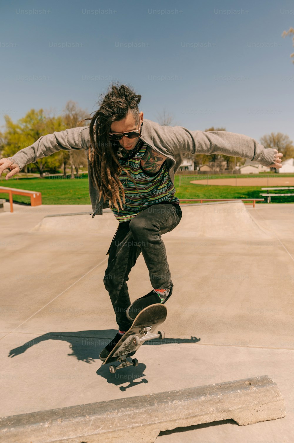 Un uomo che cavalca uno skateboard sul lato di una rampa di cemento