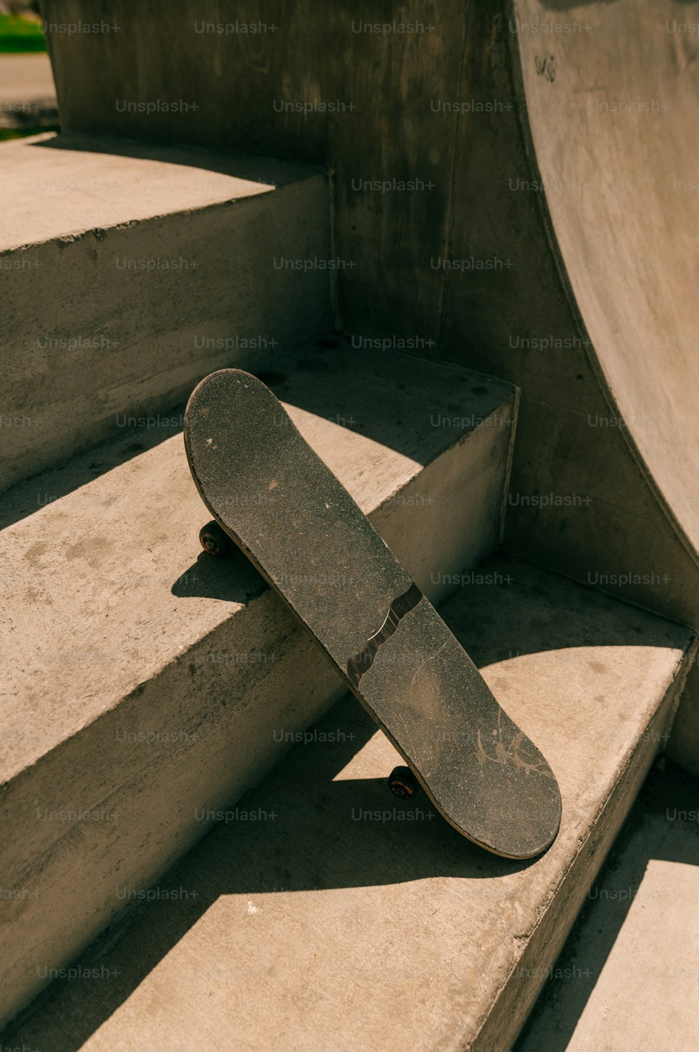 스케이트 공원의 계��단에 앉아있는 스케이트 보드