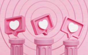 Drei rosafarbene Zahnbürstenhalter mit Herzen drauf