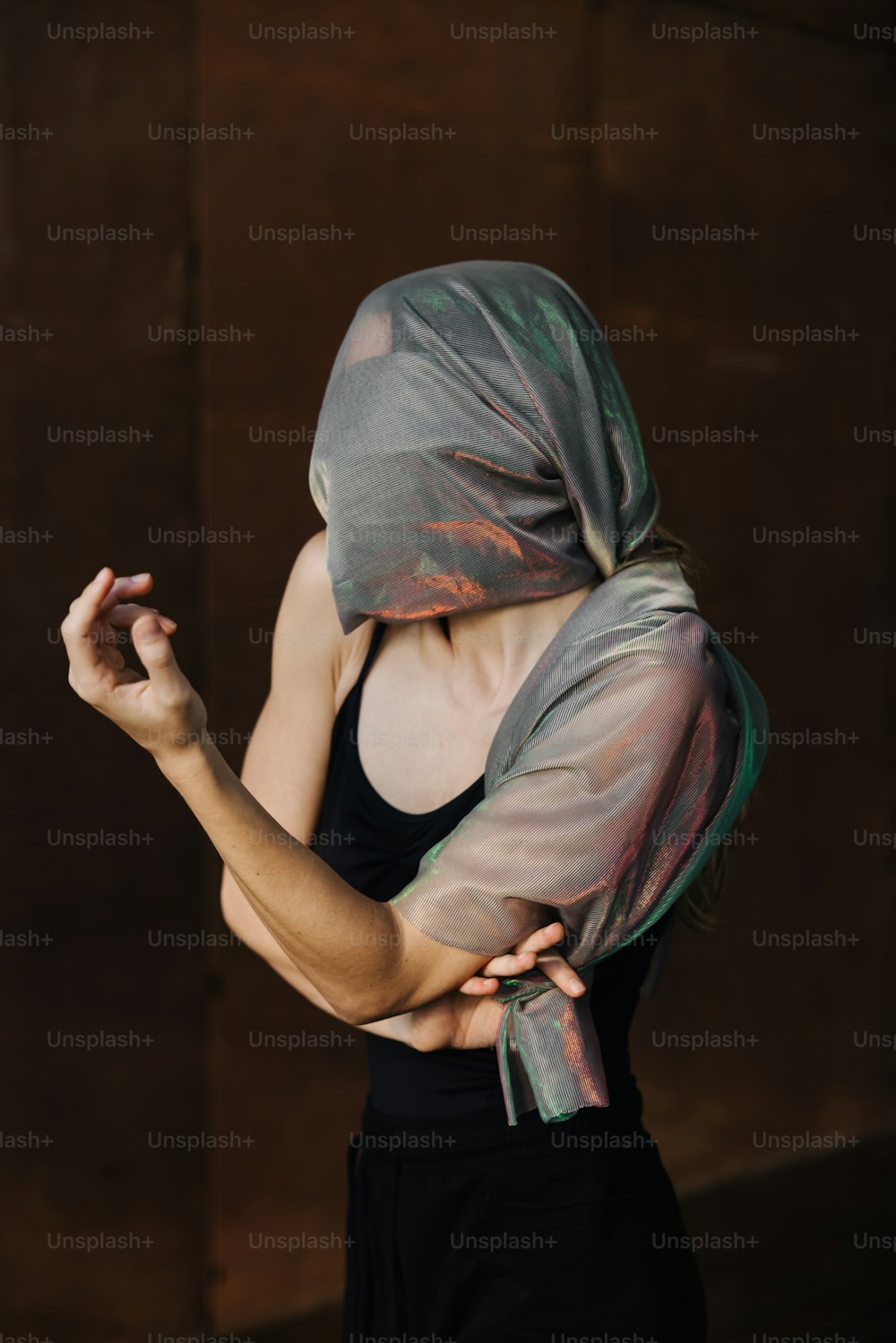 uma mulher com um lenço em volta da cabeça