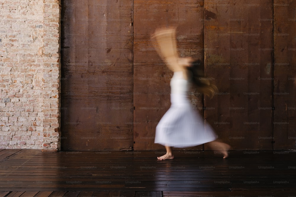 Una foto sfocata di una donna in un vestito bianco