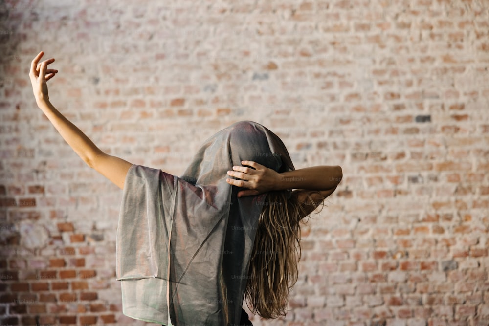 une femme avec ses mains derrière la tête