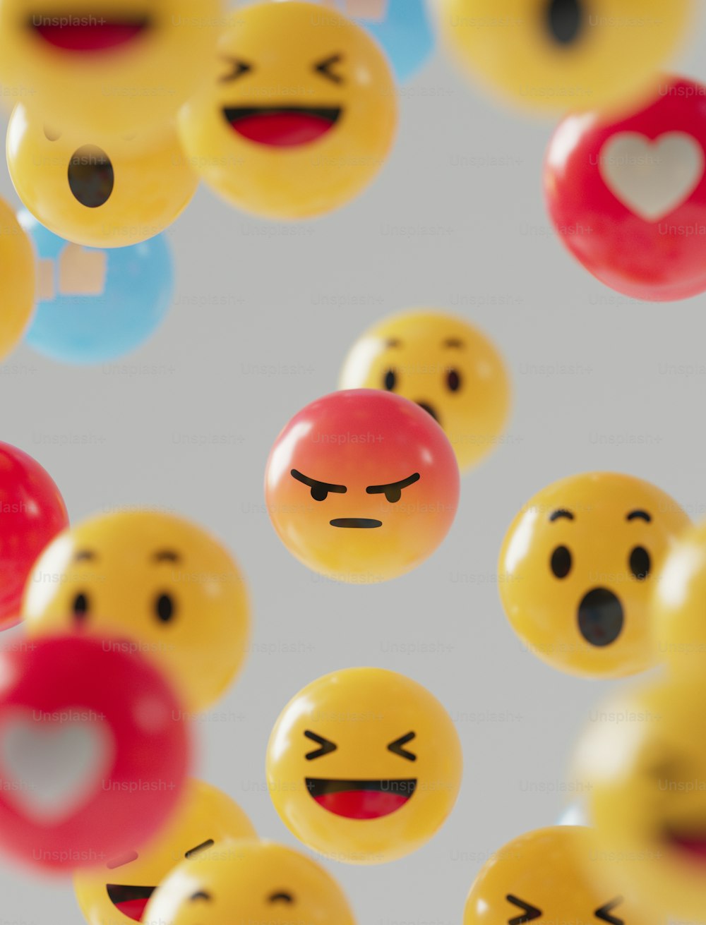 Eine Gruppe von Smiley-Ballons, die in der Luft schweben