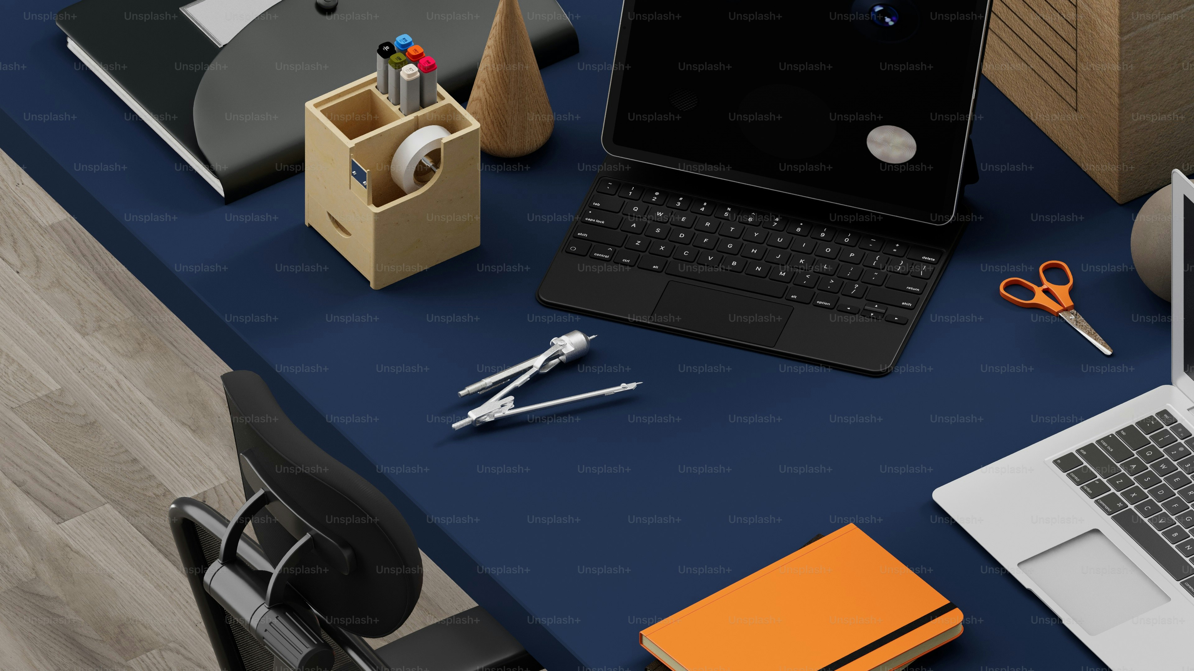 un ordinateur portable posé sur un bureau