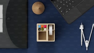 un bureau avec un clavier, une souris et d’autres objets