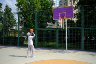 Un hombre con una camisa blanca está jugando baloncesto
