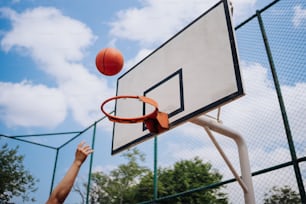 농구 경기에서 농구공을 통과하는 농구공