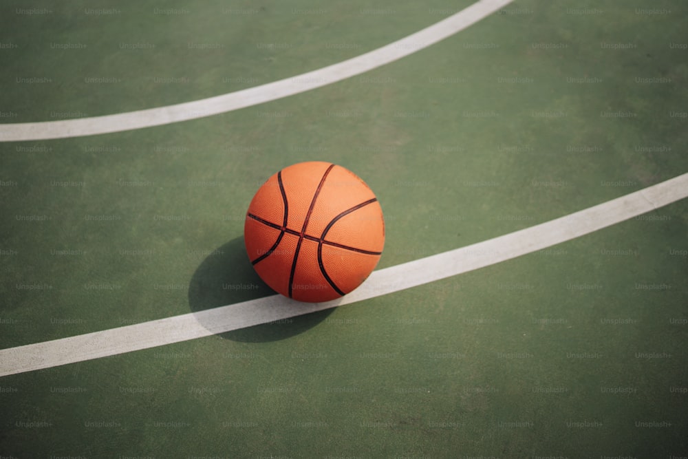 Un pallone da basket seduto in cima a un campo da basket
