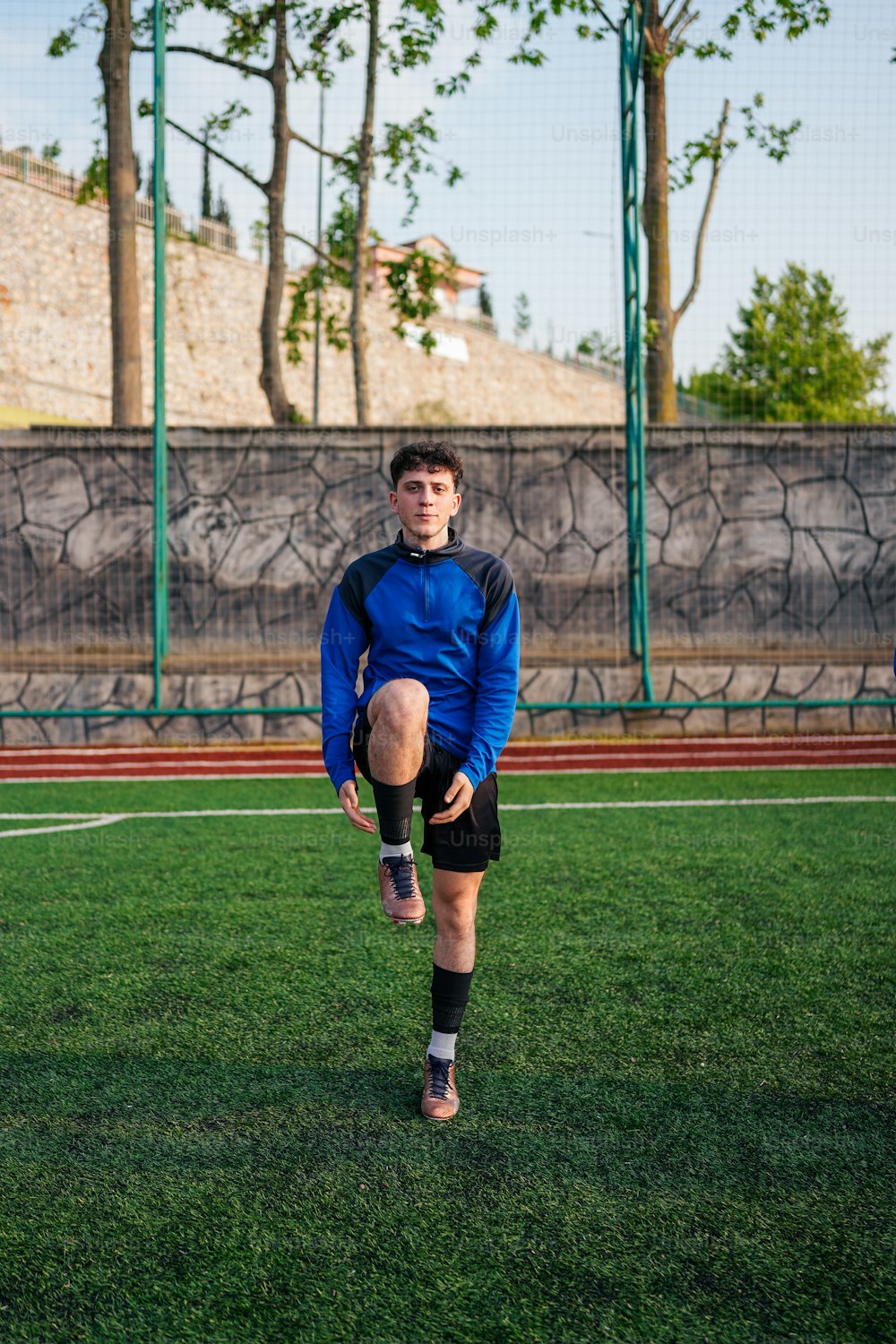 Un homme debout au sommet d’un champ verdoyant