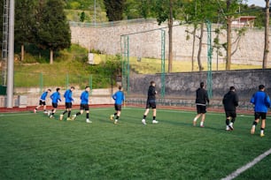 Un gruppo di uomini in piedi in cima a un campo di calcio