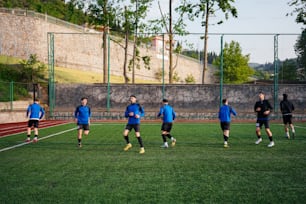 サッカーの試合をする若い男性のグループ