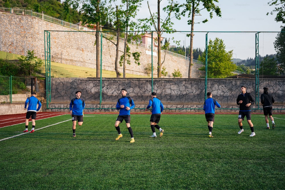 um grupo de jovens jogando uma partida de futebol