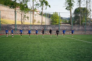 Un gruppo di giovani che giocano una partita di calcio