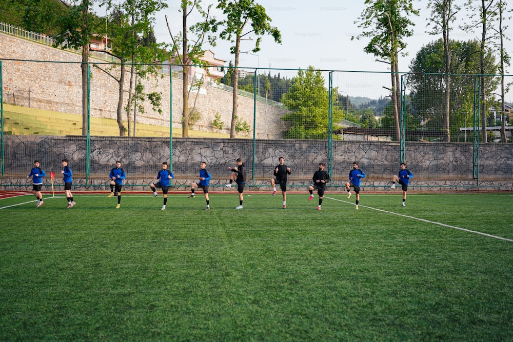 um grupo de jovens jogando uma partida de futebol