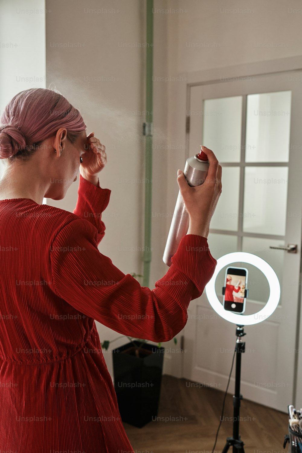 uma mulher tirando uma foto de si mesma em um espelho