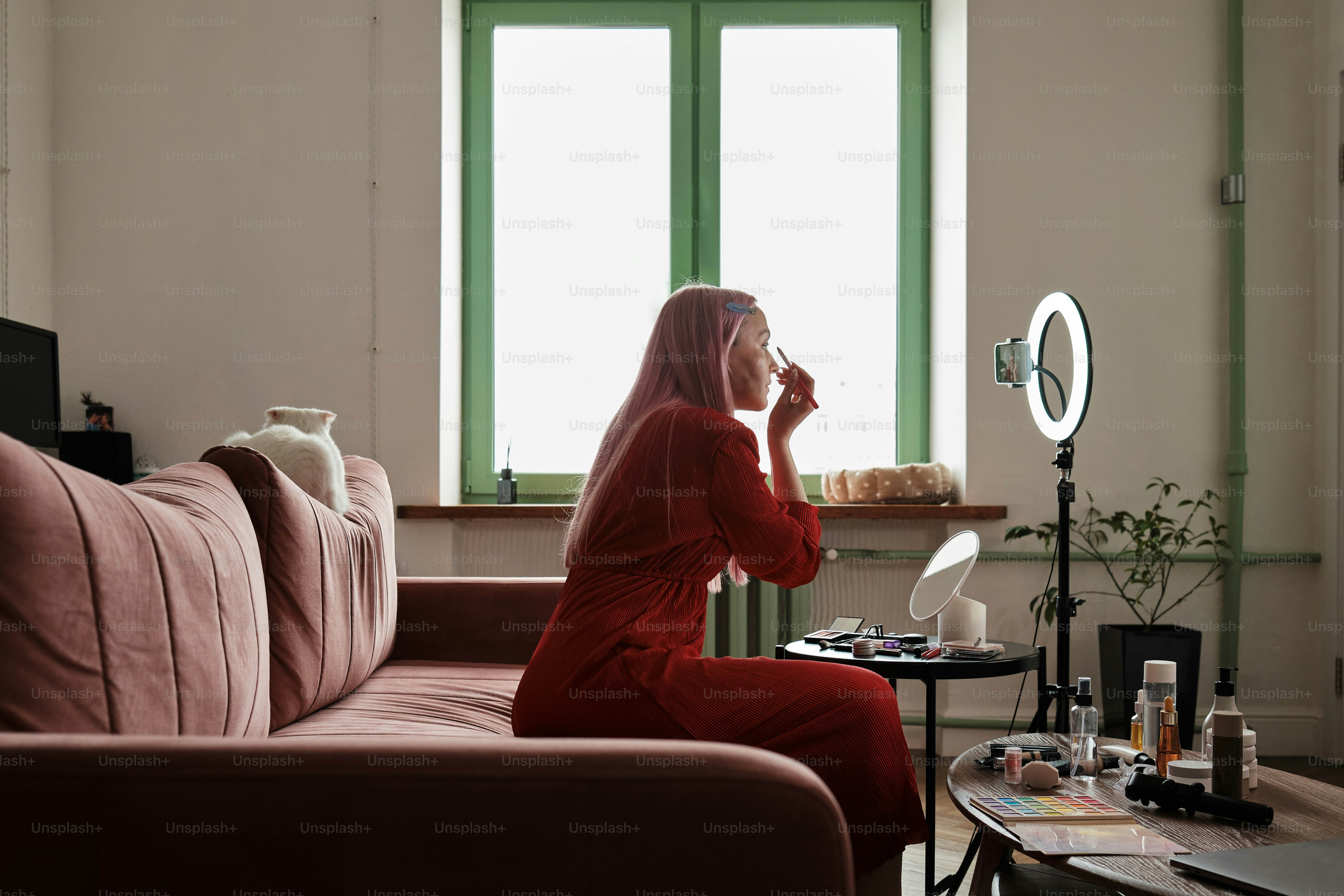 seorang wanita duduk di sofa di ruang tamu