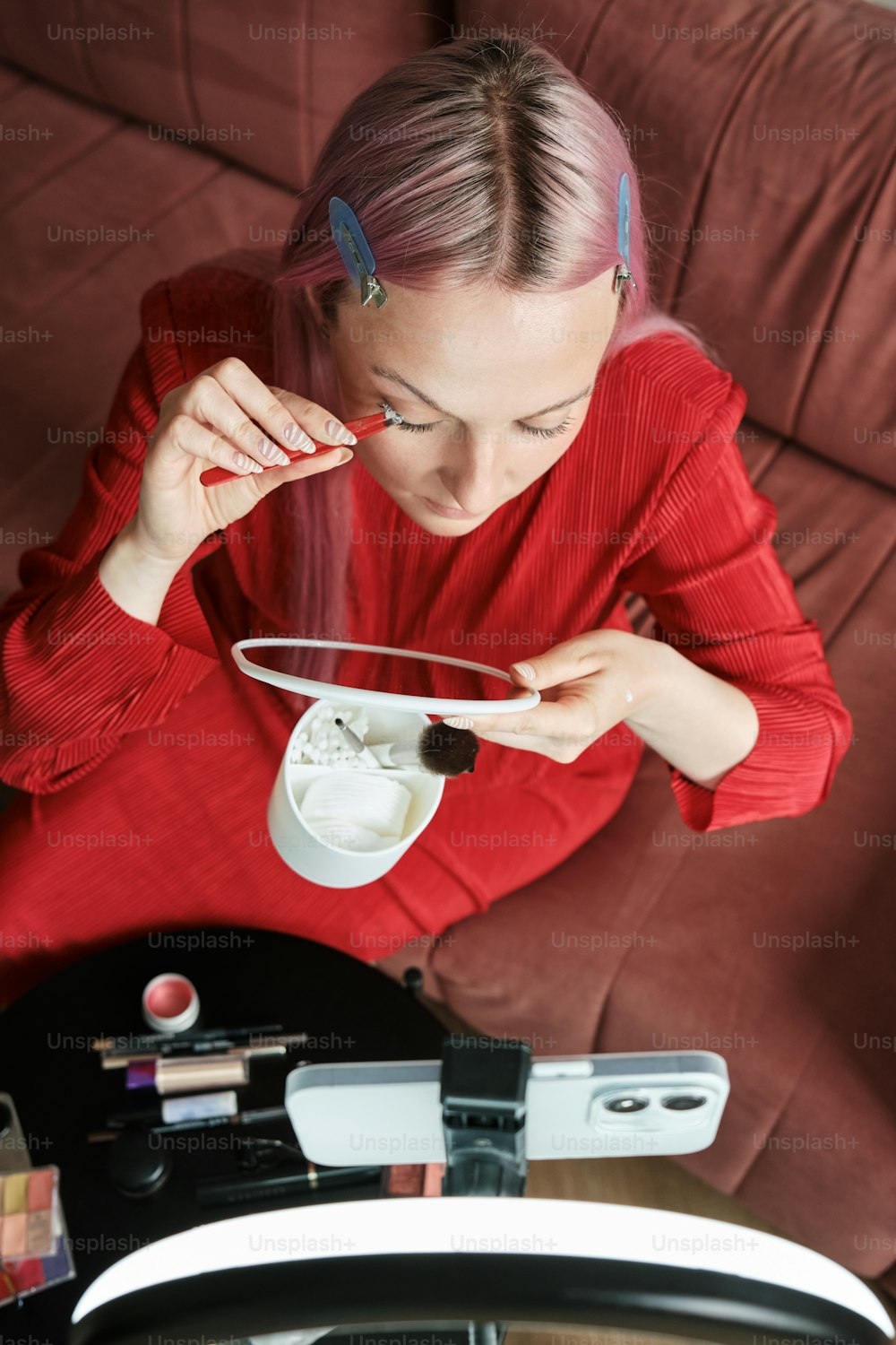 Una mujer sentada en un sofá sosteniendo un plato