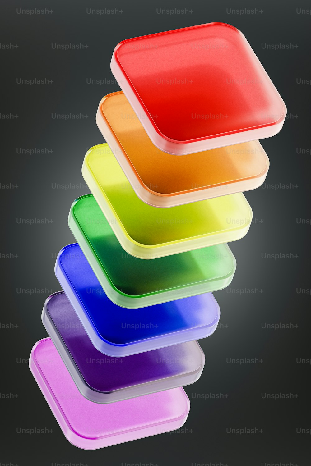 Una pila de placas de plástico de colores sobre un fondo negro