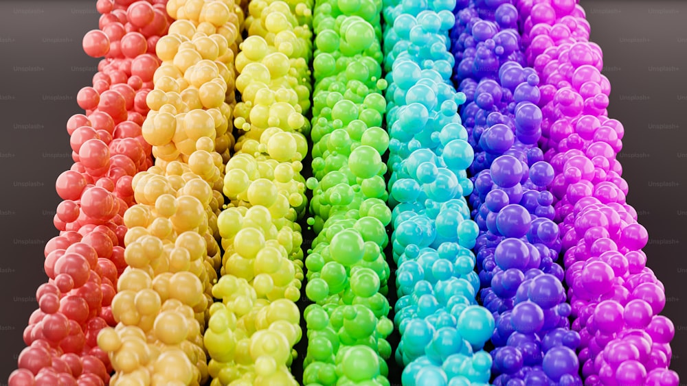 un groupe d’ours en peluche multicolores assis les uns à côté des autres