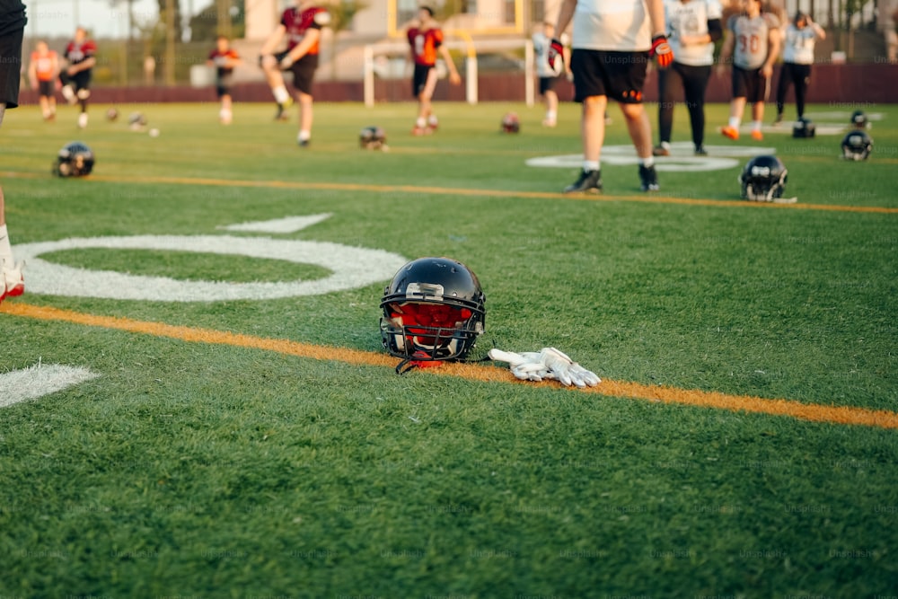 un casco da calcio appoggiato sul lato di un campo
