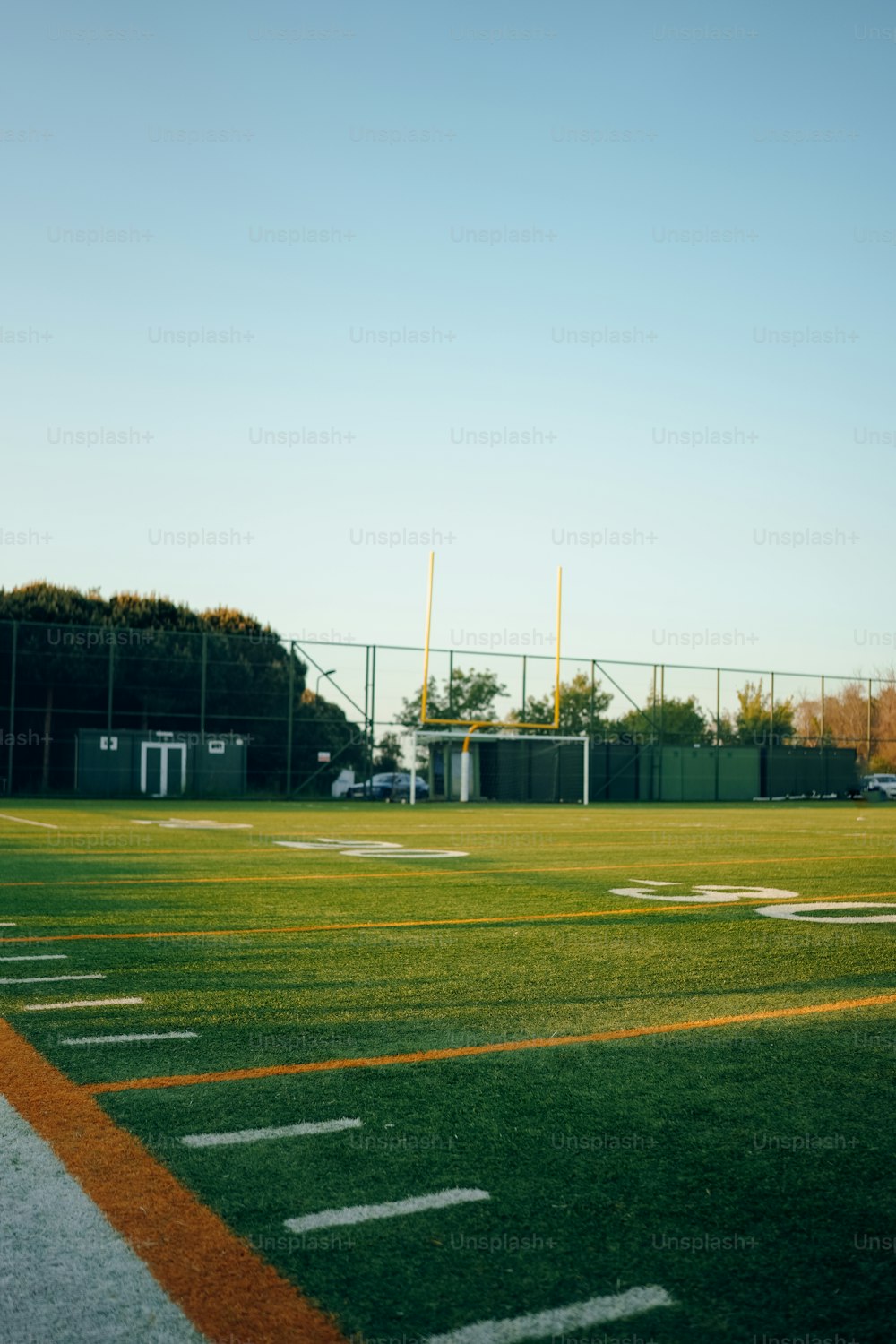 un campo da baseball con una recinzione sullo sfondo
