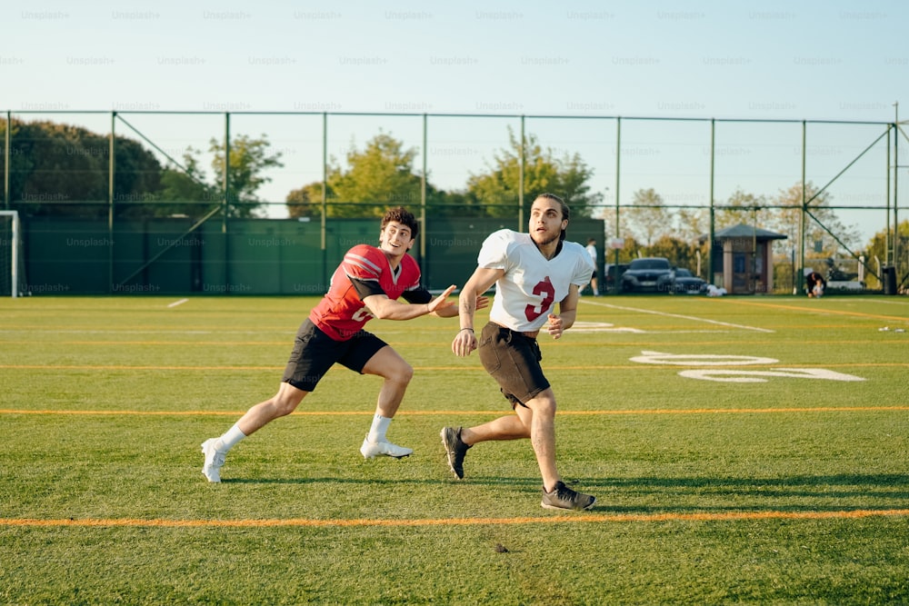 Un par de hombres jugando una partida de frisbee