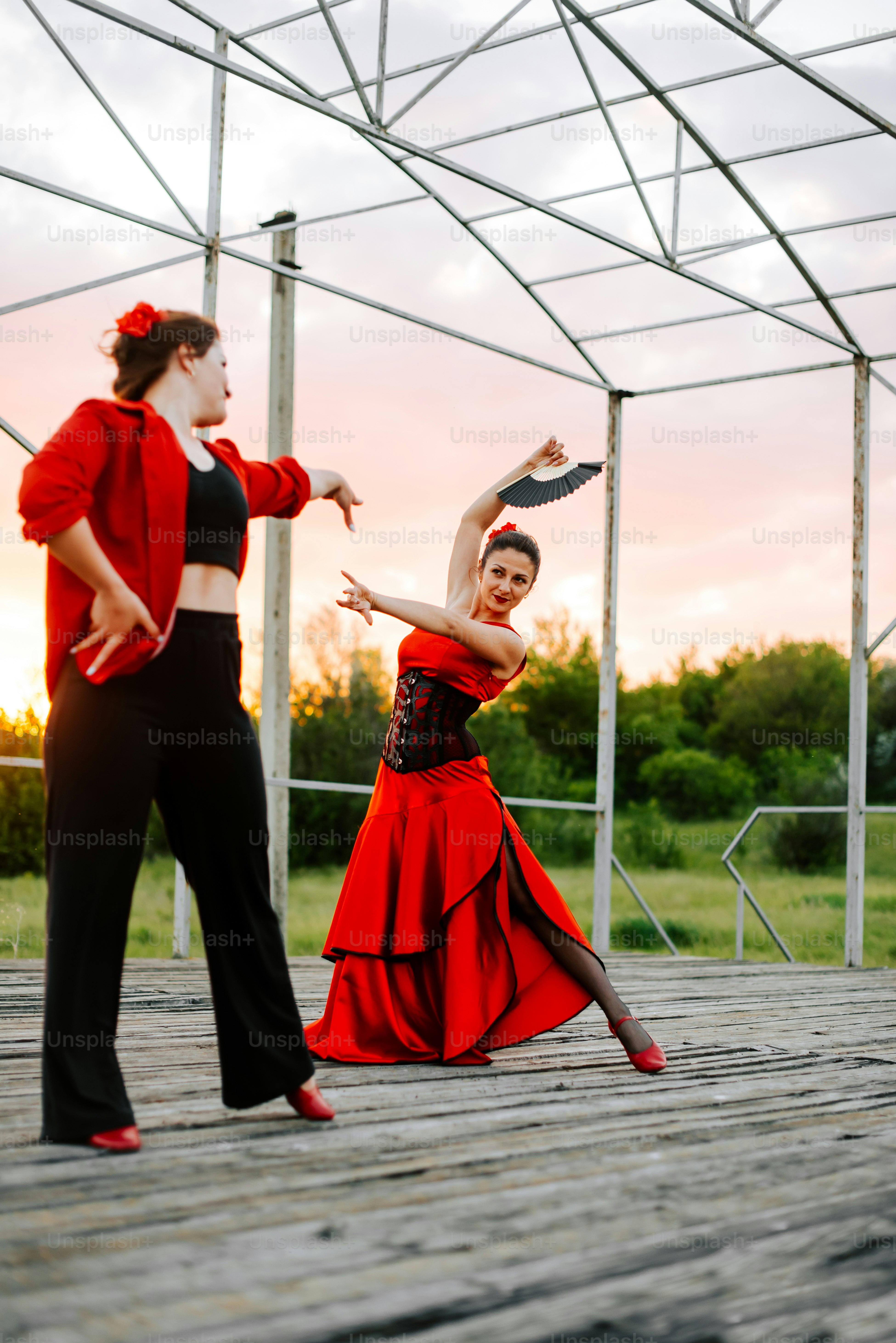 Un couple de femmes debout sur un plancher en bois