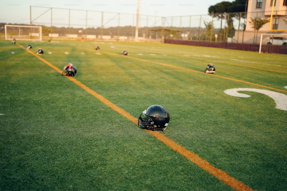 ein Fußballfeld mit mehreren Helmen darauf