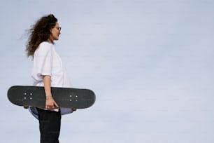 スケートボードを手に持つ女性